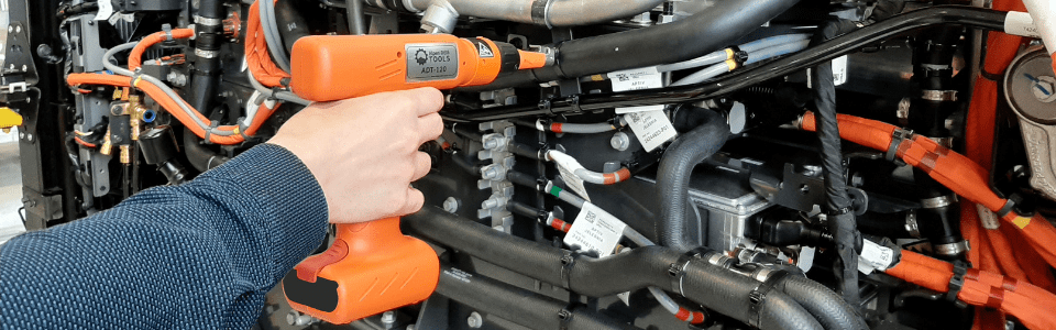 Cable ties tightening on engines for electrical trucks